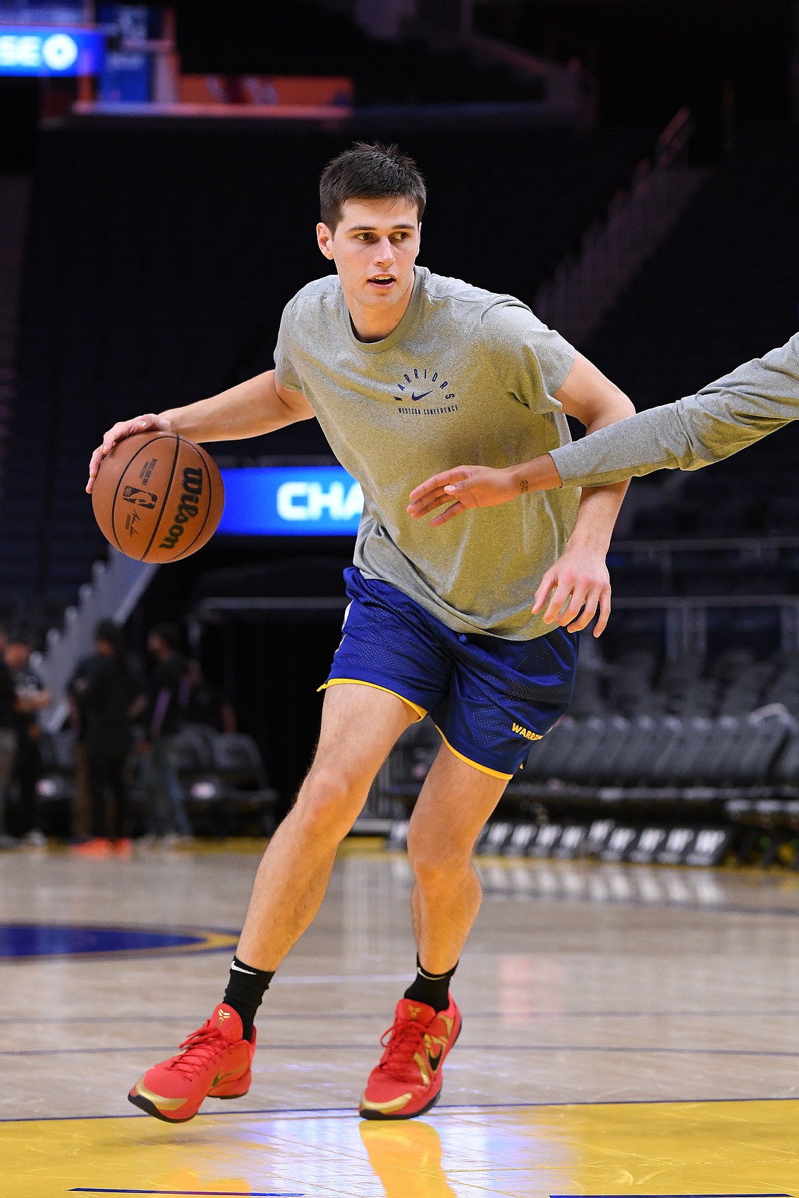 九游娱乐-😰什么选手？勇士52号秀图希半场3中0一分未得 罚球也2中0...