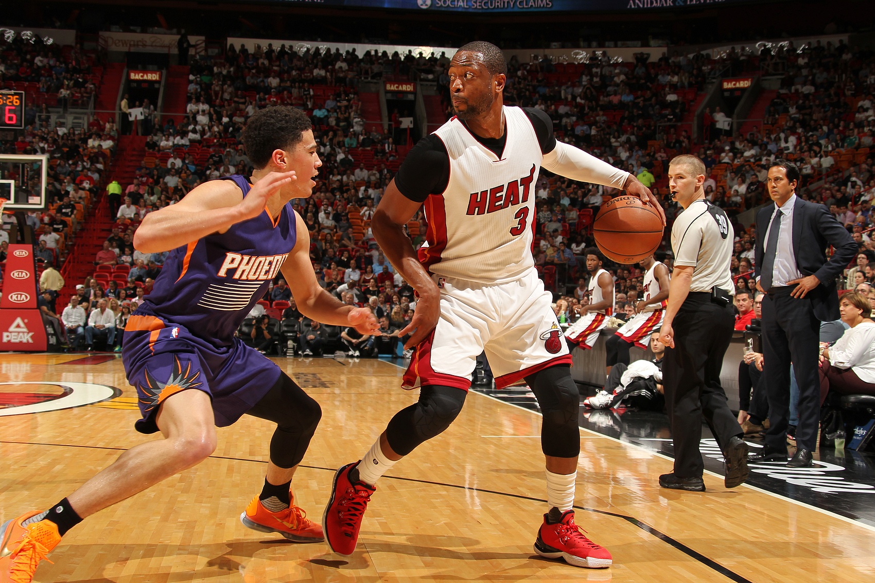 九游娱乐-新秀赛季面对韦德砍34分！布克：第一次比赛前晚出去玩儿😂