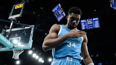 官方网站-雄鹿记者：希腊球员和字母哥精彩的防守反击堪称典范