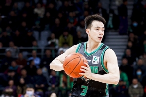 在线游戏-手感一般但视野极佳！赵继伟10中3拿到12分3板12助2断 正负值+34